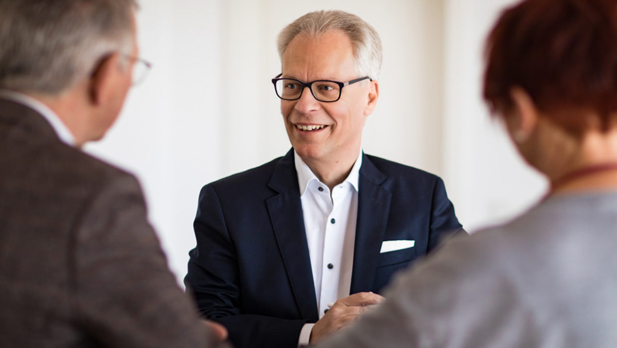 Honoraranlageberater Lothar Schmidt im Gespräch mit Kunden